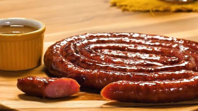 Essa linguiça caramelizada na cerveja preta parece receita de boteco gourmet, mas é muito fácil de fazer