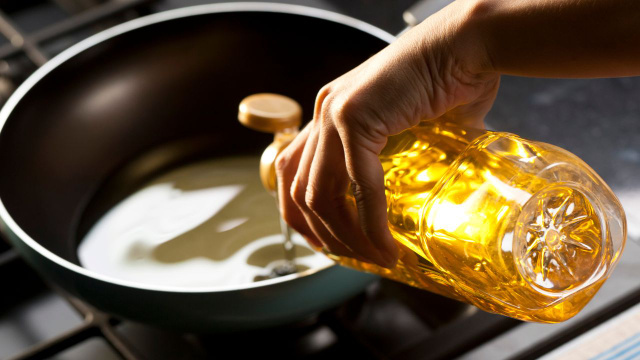 Não é só o azeite: preço do óleo de cozinha dispara nos mercados e aqui estão as 5 dicas de como economizar não pesar o orçamento