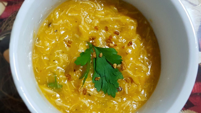 Tem frango no congelador? Então já separa para fazer esse caldo de kenga cremoso e superfácil para o jantar!