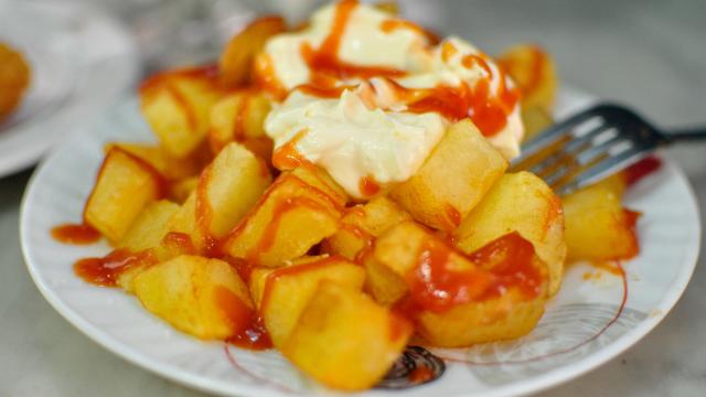 Minhas batatas fritas estavam ficando boas na air fryer até eu tentar o truque da água, agora elas não têm rival