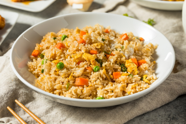 Arroz frito com frango e legumes: receita perfeita para um almoço facil, rápido e saboroso