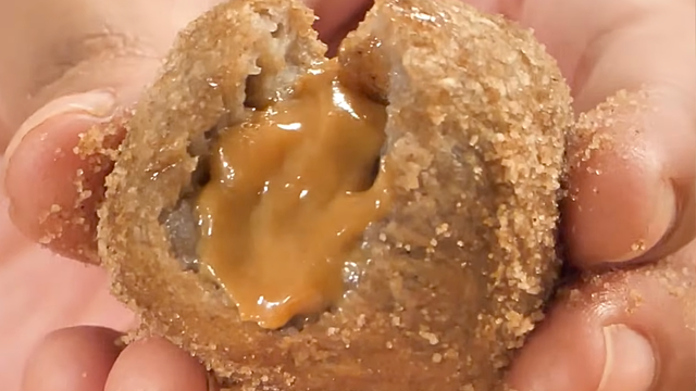 Vulcãozinho de churros combina massa crocante e recheio cremoso de doce de leite. (Foto: TudoGostoso)