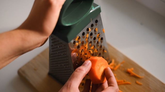 Seu ralador ficou cego? Veja como afiar o utensílio de cozinha e recuperar o corte em poucos passos