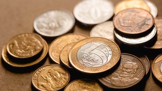 As moedas funcionam como uma régua improvisada para descobrir um possível desnivelamento na superfície (Créditos: Shutterstock)