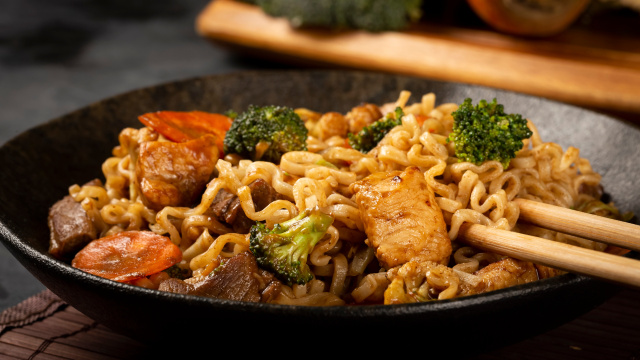 O segredo do yakisoba de restaurante: o truque no molho que poucos conhecem