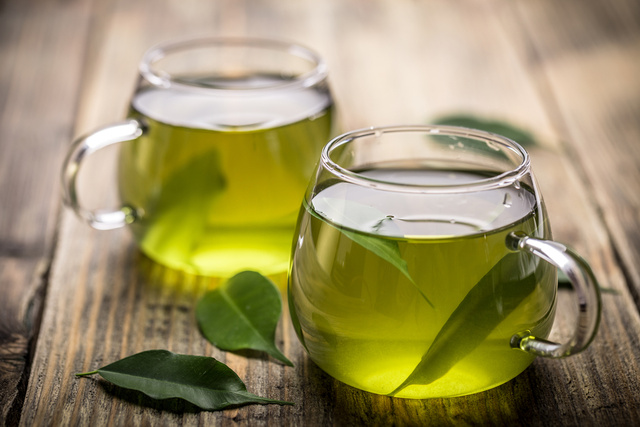 Aqui está o ingrediente que você deve sempre adicionar ao seu chá verde para multiplicar seus benefícios!