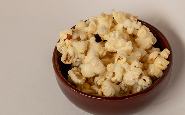 Essa é a melhor pipoca com leite em pó para adoçar o seu final de semana