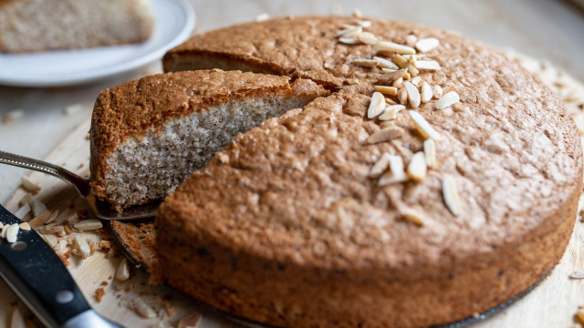 Bolo de aveia e mel SEM GLÚTEN e SEM AÇÚCAR delicioso: receita fofinha desmancha na boca e cai bem na hora do café