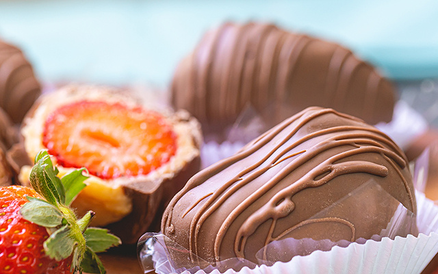 Esse bombom de chocolate com morango é perfeito para um lanche saudável para te deixar saciado