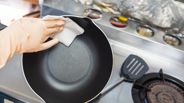 Invista nestes produtos para arear suas panelas e deixe-as tão brilhantes quanto um espelho