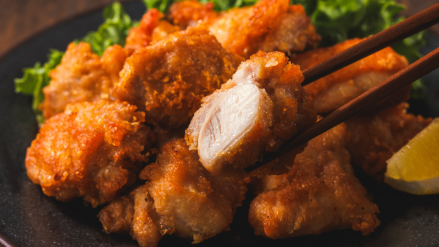 Karaage: aprenda a fazer o frango frito japonês que fica crocante por fora e muito suculento por dentro