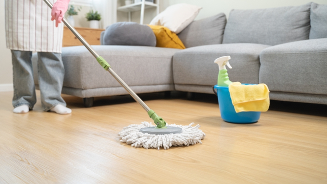 Você só precisa de dois ingredientes simples para limpar o piso de madeira e deixar o chão brilhando