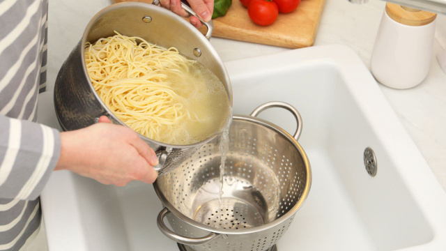 Todos sempre escorrem o macarrão na pia, mas aqui está por que isso é uma das piores ideias já tidas