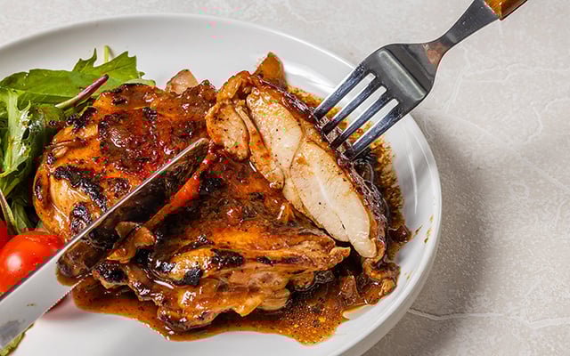 O molho que transforma uma simples frango grelhado em prato de restaurante: "Esse fundinho sujo na frigideira que vai mudar tudo"