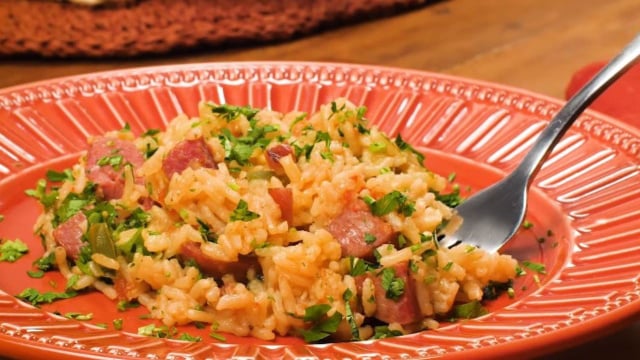 Arroz carreteiro é uma opção de prato completo para o almoço ou jantar (Créditos: TudoGostoso)