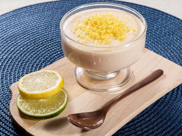 Mousse de chocolate branco com limão siciliano é uma ótima alternativa para quem busca uma sobremesa prática e sofisticada. (créditos: Shutterstock) 