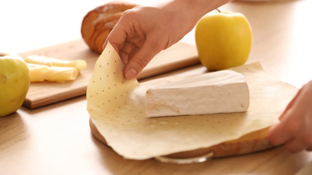 Usar os materiais corretos na hora de armazenar ajudar a garantir mais durabilidade para o queijo (Créditos: Shutterstock)