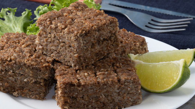 O quibe de forno é mais prático, mais saudável e até menos trabalhoso de fazer do que o quibe frito (Créditos: Shuttetstock)