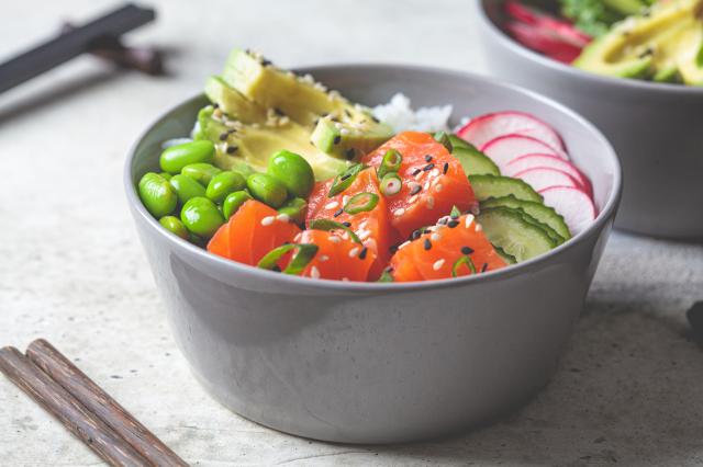 Poke de salmão (Créditos: Shutterstock)
