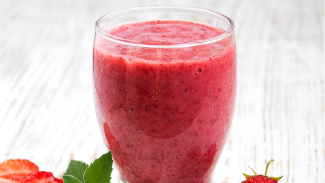 Raspadinha de morango cremosa e geladinha em copo (Créditos: TudoGostoso)