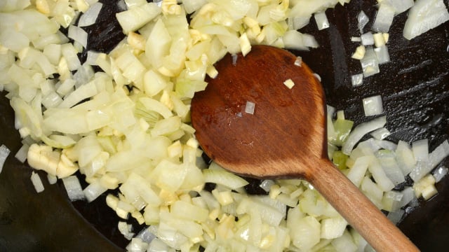 O que cozinhar primeiro: alho ou cebola? Por que a ordem em que você os refoga na panela é crucial para o resultado?