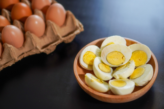 Todo mundo faz, mas aqui está por que você nunca deve colocar ovos quentes em água fria