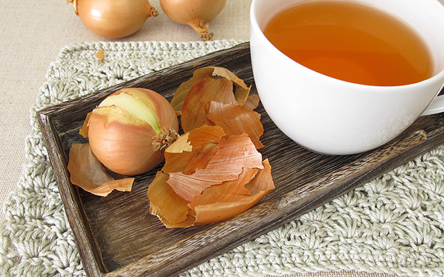 Chá de casca de cebola é um tesouro nutricional, conheça os benefícios da bebida
