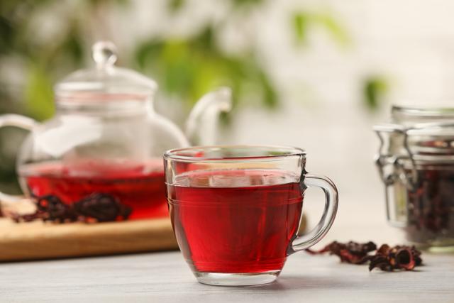 Chá de hibisco para emagrecer: qual a hora certa de tomar e como fazer