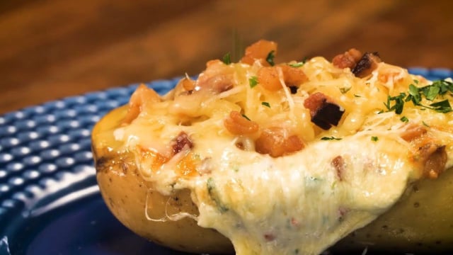 Muito mais recheada que a do shopping, essa batata com creme de queijo, calabresa e bacon do TudoGostoso é irresistível