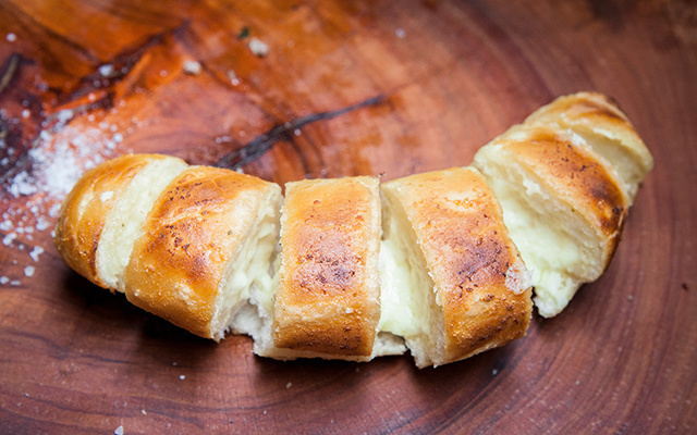 Ninguém acredita que esse pão de alho incrível é feito em casa: segredinho de família revelado