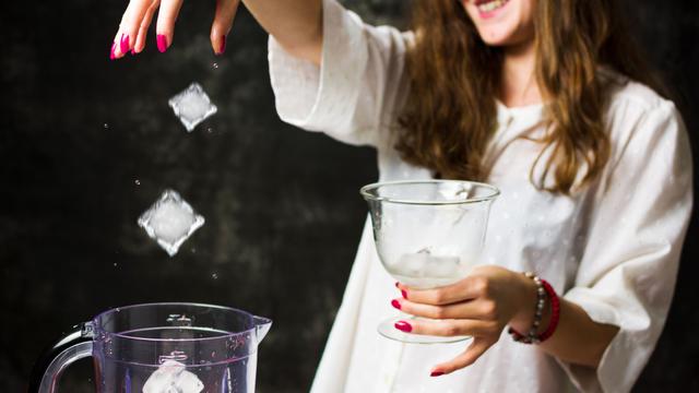 Duas formas de fazer gelo picado em casa com (ou sem!) liquidificador