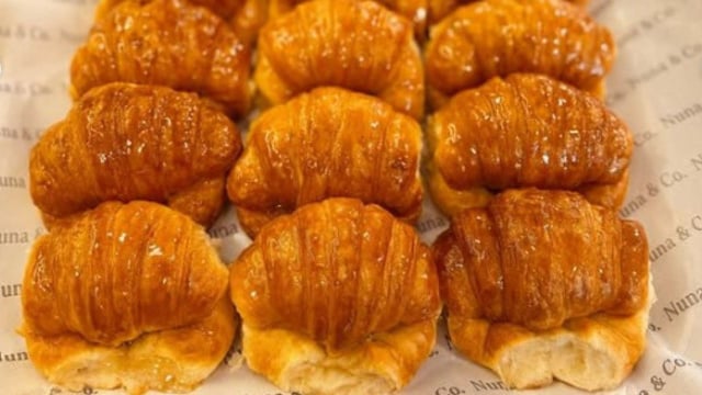 As medialunas são similares ao croissant francês, mas com pequenas diferenças (Créditos: Reprodução/@nunca.andco/Instagram)