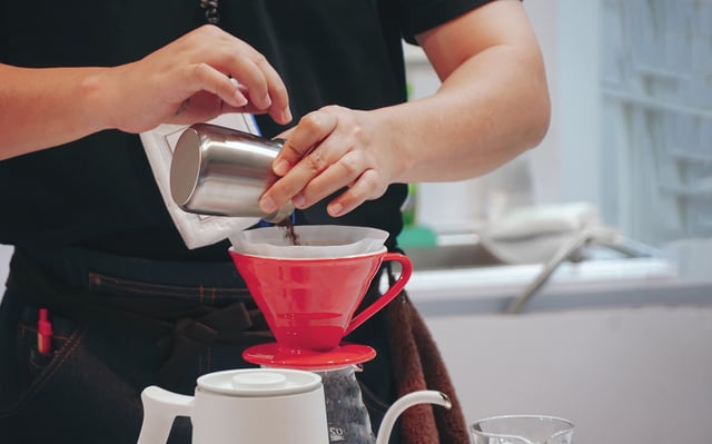Nem açúcar, nem adoçante: esse truque simples vai transformar o seu café coado e deixá-lo muito melhor