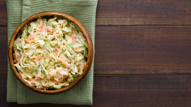 O calor está de matar e você só quer um prato refrescante? Então anota, printa ou salva como fazer essa salada tropical