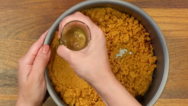 Distribua bem a massa na assadeira. (Créditos: Ana Zambrin/ reprodução YouTube)