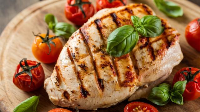 Agora eu só faço frango usando uma pedra de gelo: truque deixa a carne suculenta e macia numa perfeição nunca vista antes!