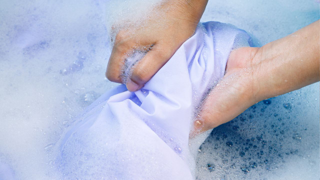 Testei esse truque caseiro e minhas camisetas ficaram sem nenhuma mancha de suor