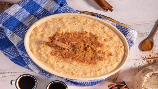 Descobri um jeito de fazer arroz doce com açúcar queimado que deixa a sobremesa muito mais gostosa