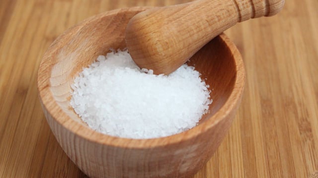 Recipiente com sal grosso (Créditos: Canva)