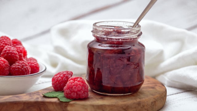 Depois de limpos, esses potes são ótimos para armazenar suas receitas (Créditos: Shutterstock)
