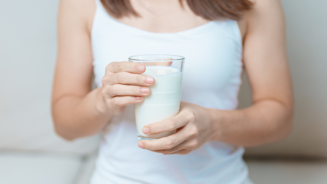 Como fazer leite de aveia para beber puro ou usar em receitas de smoothies, pães e bolos