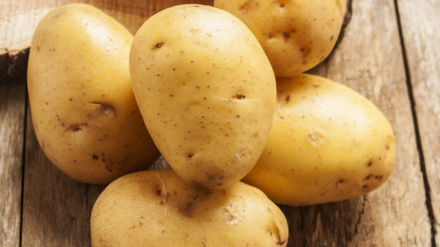 Muda de batata: estou feliz da vida com as batatinhas que plantei no vaso em casa e vou te ensinar como fazer