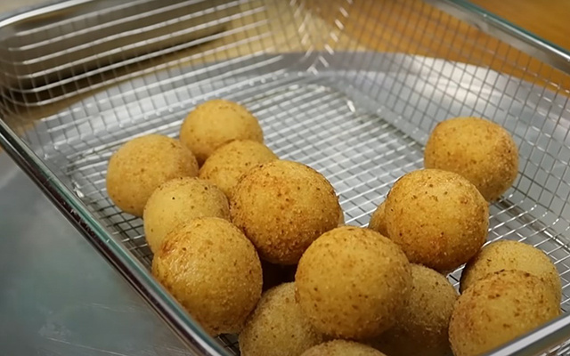 Adeus bolinha de queijo estourada no óleo: essa é a melhor receita de salgadinho da vida, massa leve e deliciosa!