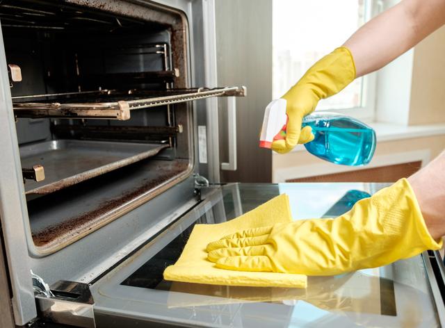 Forno engordurado terá dias contados após a ação do vinagre com o bicarbonato de sódio. (Crédito: Shutterstock)