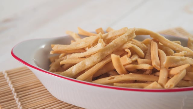 Sempre faço esses palitinhos crocantes sem glúten para o meu marido celíaco e ele não consegue parar de comer; até meus filhos adoram!