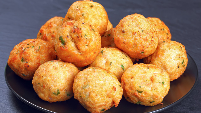 Transformei pão velho em um prato irresistível: essa receita de almôndegas de pão é fácil e todo mundo adora