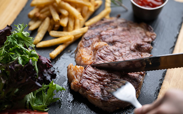 Nem caro, nem difícil: o ingrediente de 2 reais que deixa a carne macia como filé mignon