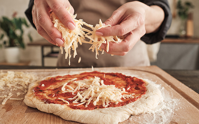 Nem delivery, nem congelada: no Dia da Pizza a massa caseira da minha avó já é tradição aqui em casa (receita fácil!)