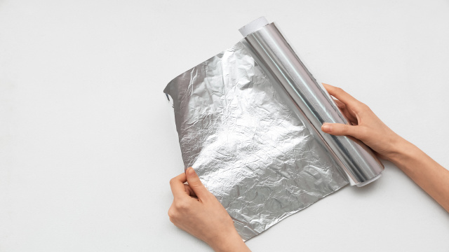 Achei que era esquisito, mas minha vida mudou desde que passei a enrolar o braço no papel-alumínio toda noite