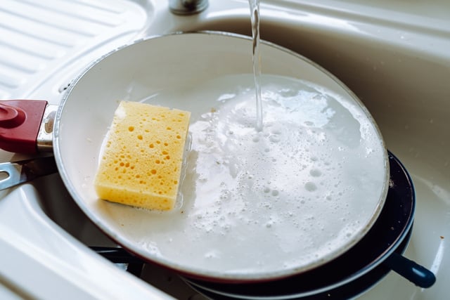 Como fazer a cura da frigideira de revestimento cerâmico do jeito certo: TudoGostoso ensina passo a passo para a comida nunca mais grudar